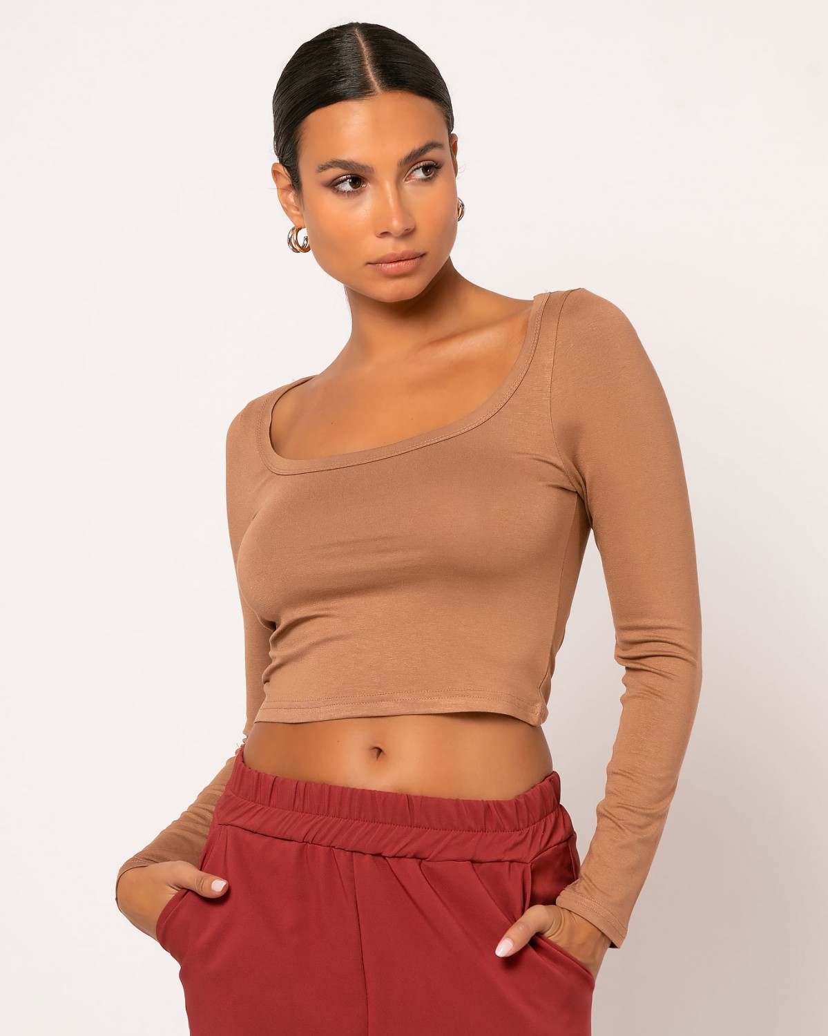 Μπλούζα crop top μακρυμάνικη με ανοιχτή λαιμόκοψη Πούρο 